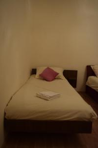 ein Bett mit zwei Handtüchern auf einem Zimmer in der Unterkunft Apartment S&M in Tivat