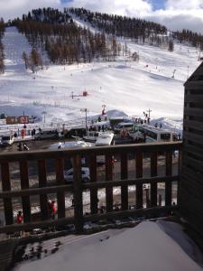モンジェネヴルにあるMontgenevre Neige et Golf coquet studio 4 pers maxiの雪に覆われたスキー場の景色を望めます。