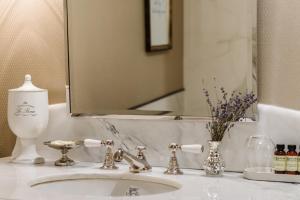 ラクロスにあるThe Charmant Hotelの洗面台と鏡を備えたバスルームのカウンター +28枚の写真