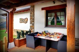 una mesa con comida en el patio en Apartamentos Rurales "La Torre" y "El Pielago", en Gamones
