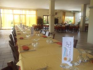 eine Reihe von Tischen mit Weingläsern in einem Restaurant in der Unterkunft Agriturismo Terra dei Sassi in Matera