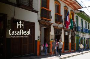 grupa ludzi idących ulicą w obiekcie Hospedaje Casa Real w mieście Salamina