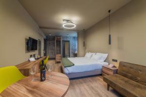 - une chambre avec un lit et une table avec des verres à vin dans l'établissement 9 stanze - Boutique Rooms, à Trieste