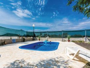 Bazén v ubytování Villa Laura with pool, Budak, Zadar county nebo v jeho okolí