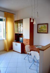 een keuken met een tafel en stoelen in een kamer bij Casa Del Pruno in Monterosso al Mare