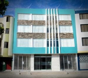 a building with white and blue at Fragata Camaná in Camaná