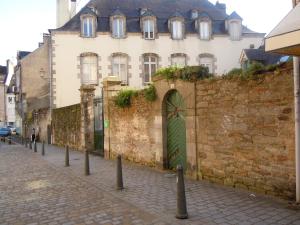 a building with a green door on the side of a street at Quimper-Appart in Quimper