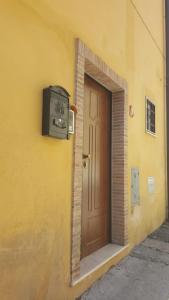 una puerta con un reloj en el lateral de un edificio en Monolocale turistico Valentini en Albano Laziale