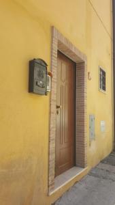 アルバーノ・ラツィアーレにあるMonolocale turistico Valentiniの時計付きの扉