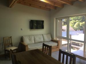 uma sala de estar com um sofá e uma mesa em Umain 33 em San Martín de los Andes