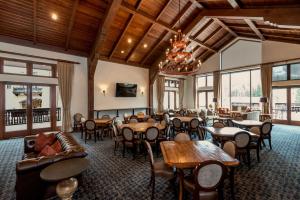 Restaurace v ubytování The Arrabelle at Vail Square, a RockResort