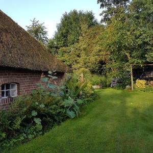 ダルフセンにあるBoerderij met atelierの煉瓦造りの家庭