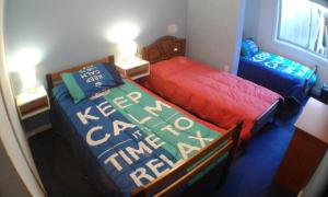 康塞普西翁Casa San Valentin的小型客房配有两张床。