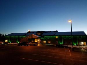 唐纳利Boulder Creek Inn的停车场内绿灯的建筑