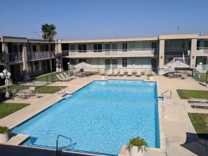 Bazén v ubytování Days Inn by Wyndham Seguin TX nebo v jeho okolí