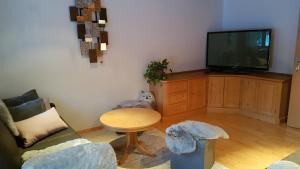 A television and/or entertainment centre at Ferienwohnung Kohlhofen