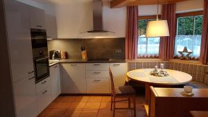 A kitchen or kitchenette at Ferienwohnung Kohlhofen