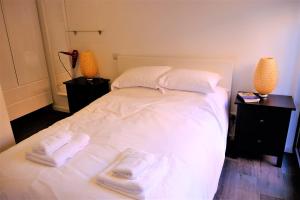 1 dormitorio con 1 cama con toallas en Cadmiae en Winchester