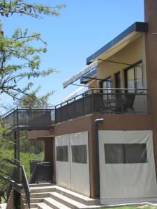 Casa con balcón y garaje a ras de suelo en Cabañas El Mirador en Embalse