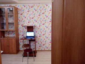 モスクワにあるApartment on Molodogvardeyskayaのデスク、壁にノートパソコンが備わる客室です。