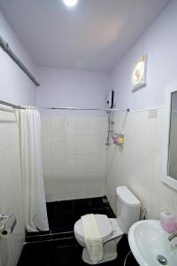 Baño blanco con aseo y lavamanos en Anissa Resort Koh Yao Yai en Ko Yao Yai