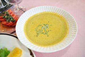 um prato branco com uma tigela de sopa na mesa em Pension Risuno Koya em Hakuba