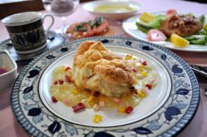 un plato de comida con pollo en una mesa en Pension Risuno Koya, en Hakuba