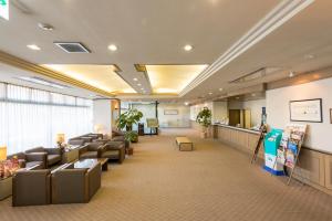 Namerikawa的住宿－滑川天空酒店，医院里的一个等候室,里面配有沙发和椅子