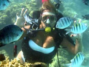Una mujer con una máscara con peces en el agua en Beach House Maragogi, en Maragogi