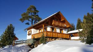 Almhütte in Kärnten durante o inverno