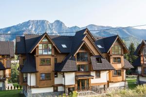 dom w górach z górami w tle w obiekcie Apartament Czarny Staw w Zakopanem