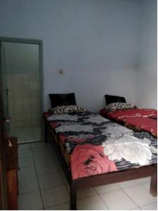Ліжко або ліжка в номері Sri Dewi Homestay