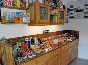 un mostrador de cocina con mucha comida. en Pension im Ostseebad Sellin, en Ostseebad Sellin
