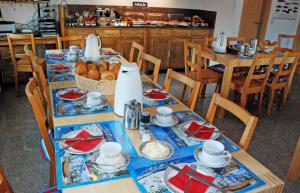 un comedor con una mesa con comida. en Pension im Ostseebad Sellin, en Ostseebad Sellin