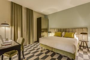 um quarto de hotel com uma cama e uma secretária em Otivm Hotel em Roma