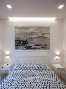um quarto com uma cama e uma pintura na parede em Relais Castel Nuovo em Nápoles