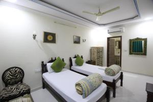 Tempat tidur dalam kamar di Little Ganesha Inn