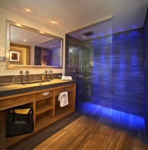 イシュグルにあるホテル ガルニ フィムバのバスルーム(シャワー、シンク、鏡付)