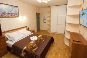 モスクワにある2-х комнатные апартаменты Ельのベッドルーム1室(ドレッサー付きベッド1台、デスク付)