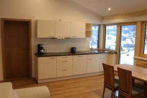 Kuchyň nebo kuchyňský kout v ubytování Ferienwohnung Därflihof