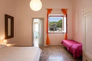 サン・フォカにあるVilla Mare di Puglia m552のベッドルーム1室(ベッド2台、窓付)