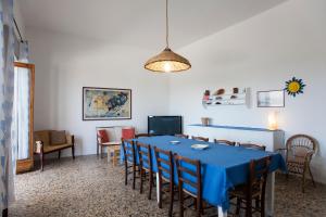 サン・フォカにあるVilla Mare di Puglia m552のダイニングルーム(青いテーブルと椅子付)