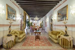 ein Wohnzimmer mit 2 Sofas und einem Tisch in der Unterkunft Hotel Ai Cavalieri di Venezia in Venedig