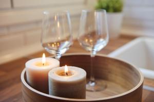 un tavolo con due candele e due bicchieri da vino di LEEWAYS APARTMENT in MANCEBOS a Madrid