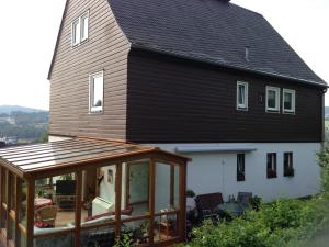 Casa grande con porche cubierto en Ferienwohnung Graupner, en Schwarzenberg
