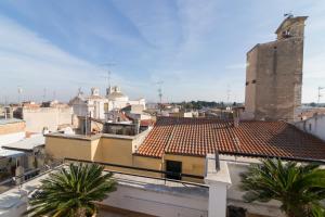 uma vista para uma cidade com palmeiras e edifícios em B&B Maria Chiara em Toritto