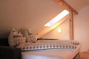 sypialnia z łóżkiem i poduszkami w obiekcie Apartment Pötzelberghof w mieście Altenmarkt im Pongau