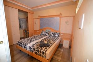 ティニャーレにあるAppartamenti Castello Resortの小さな部屋のベッド1台が備わるベッドルーム1室