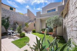 une villa avec un jardin et une cour dans l'établissement Domu Noa Hotel, à Villasimius