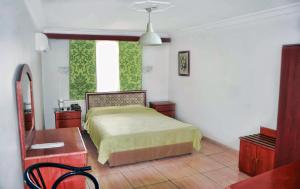 ein Schlafzimmer mit einem Bett, einem Tisch und einem Fenster in der Unterkunft Yunus Hotel in Gaziantep